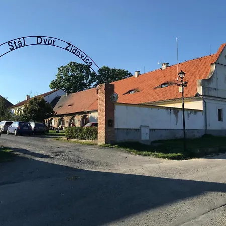 V Konskem Arealu Zidovice 아파트 로우니